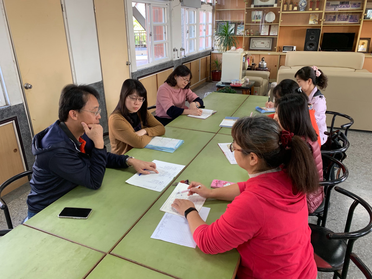 陳舜欣老師(左二)和學年老師與校長討論課程/莊政道提供