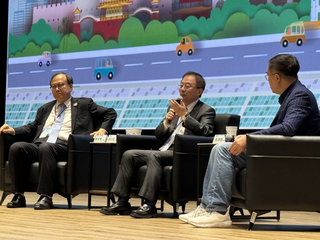 環境部部長彭啓明(右一)、人事行政總處人事長蘇俊榮(左一)與台達電子股份有限公司永續長周志宏(中)進行對談（圖：環境部綜規司）