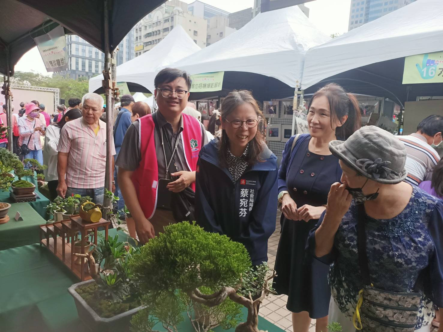 ▲圖:林洲安博士(右二)陪同社會局蔡宛芬局長關心長者努力的成果。( 記者李堂安攝)