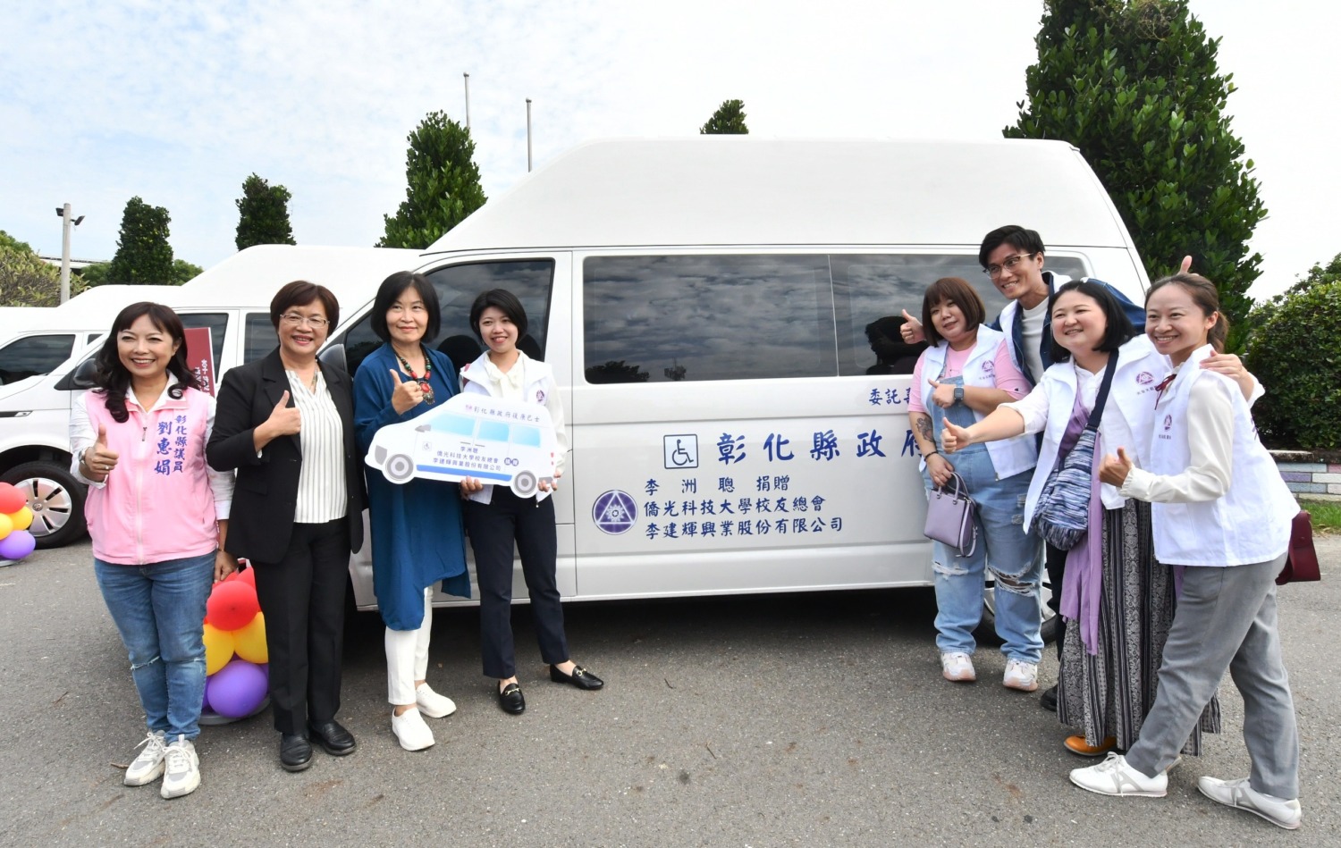 彰化縣獲贈5 輛高頂復康巴士滿滿愛心助身障者行無礙