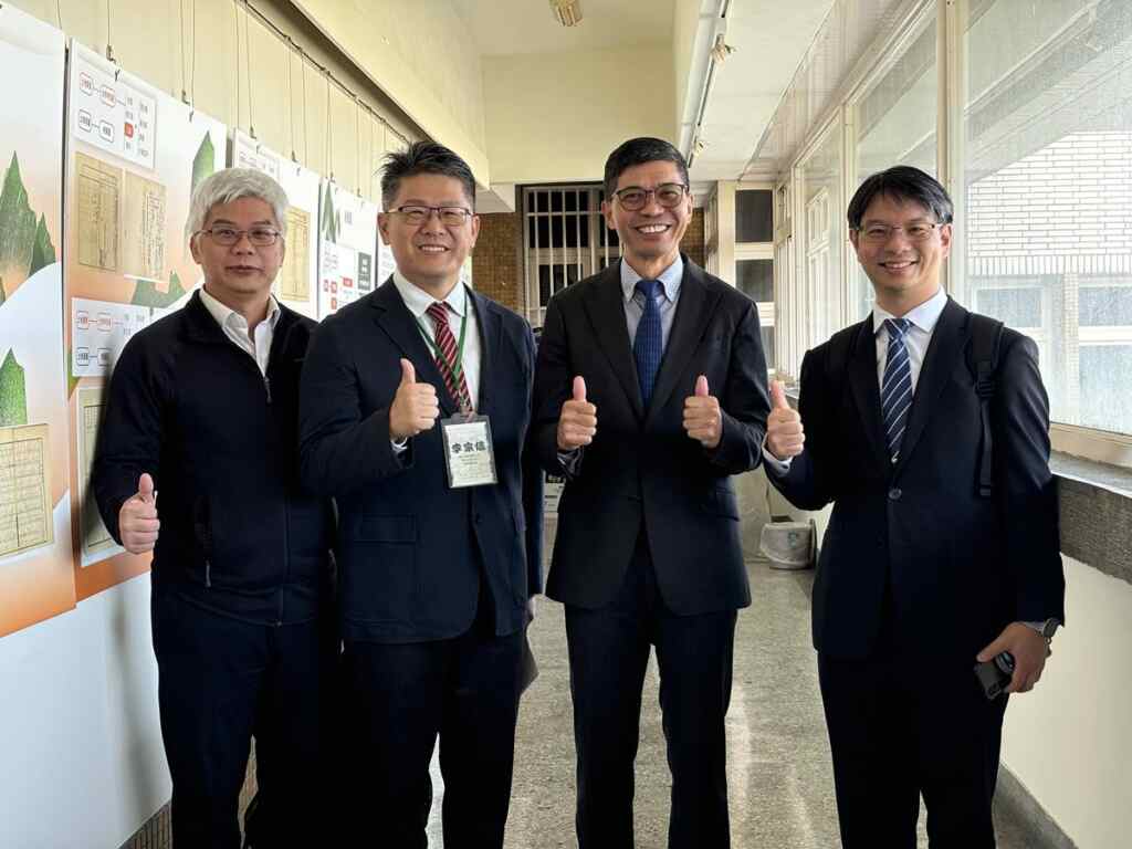 ▲左起臺灣數位人文協會秘書長廖炫銘、國立彰化師範大學歷史學研究所教授兼所長李宗信、客委會客家文化發展中心主任何金樑、中央研究院人文社會科學研究中心副主任兼GIS中心執行長詹大千。（記者林明佑翻攝）