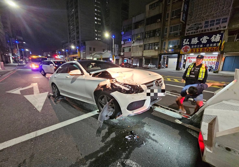 賓士追撞小黃3人傷 女不願就醫原來是通緝犯 247 24824112301