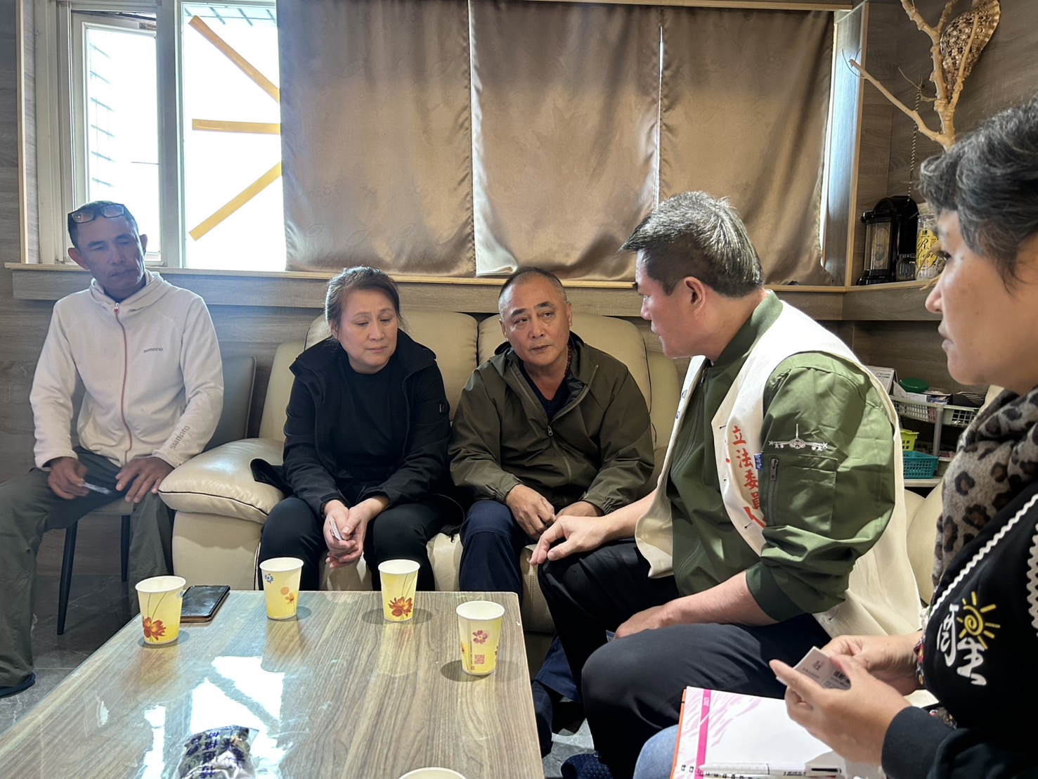黃仁向家屬承諾會進一切努力,全力協助家屬維護並保障應有的權益。(記者包克明 翻攝)