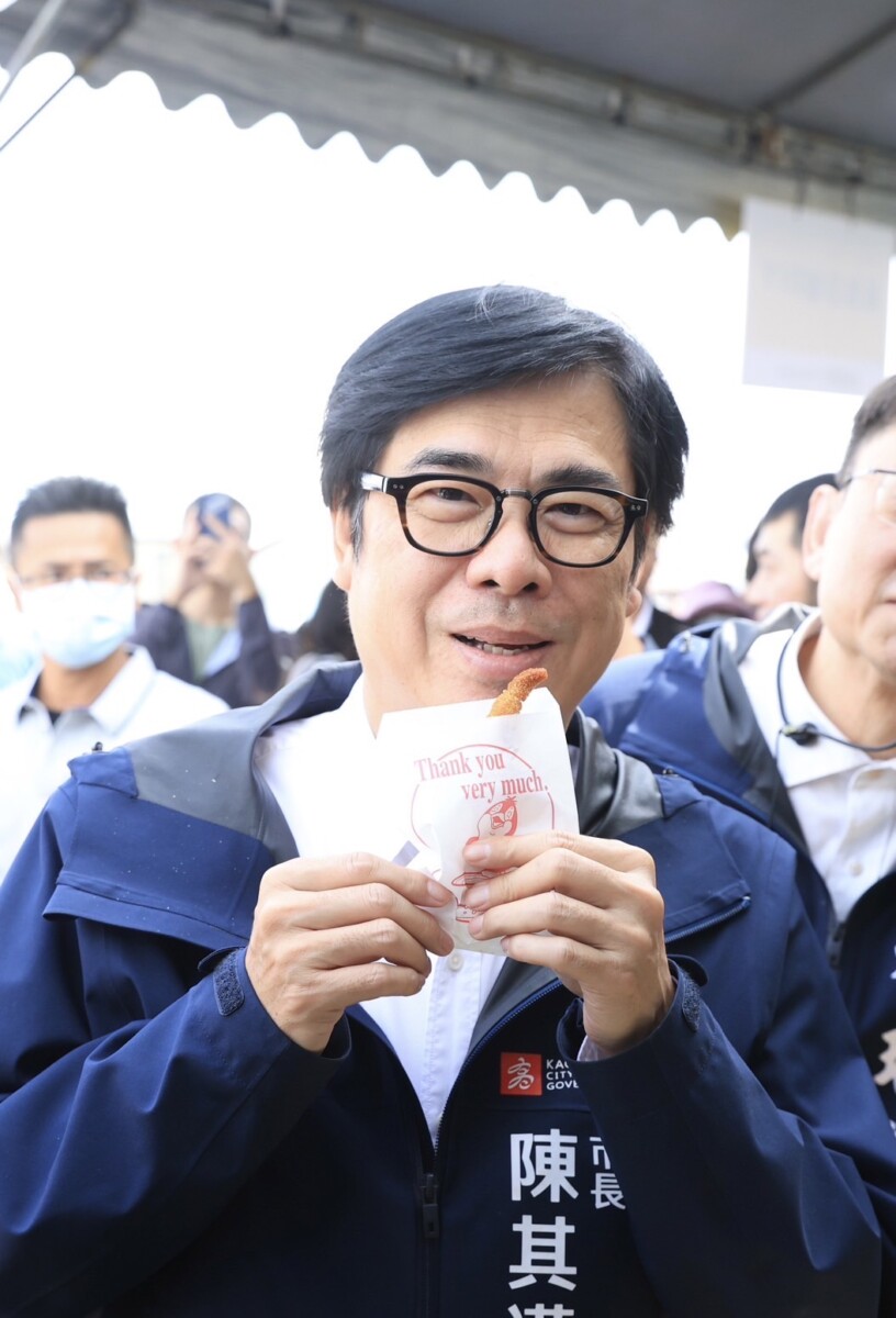 ▲▼2024「大海開吃」第3站來到高雄茄萣興達港,烏魚海鮮美食節的好滋味有口皆碑,陳其邁談及當前美味頻頻豎起大拇指,誠摯推薦來高雄要「呷通海」。(記者王苡蘋翻攝)