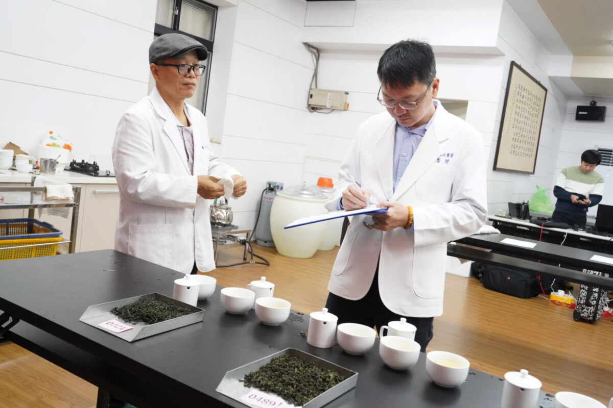 評審品茶嚴格的聞香