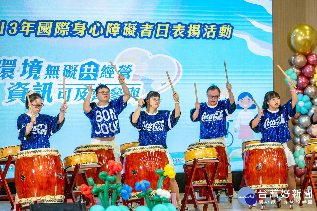 由唐寶寶所組成的太鼓團於活動中進行開場表演,獲得在場者如雷掌聲。<br /><br />