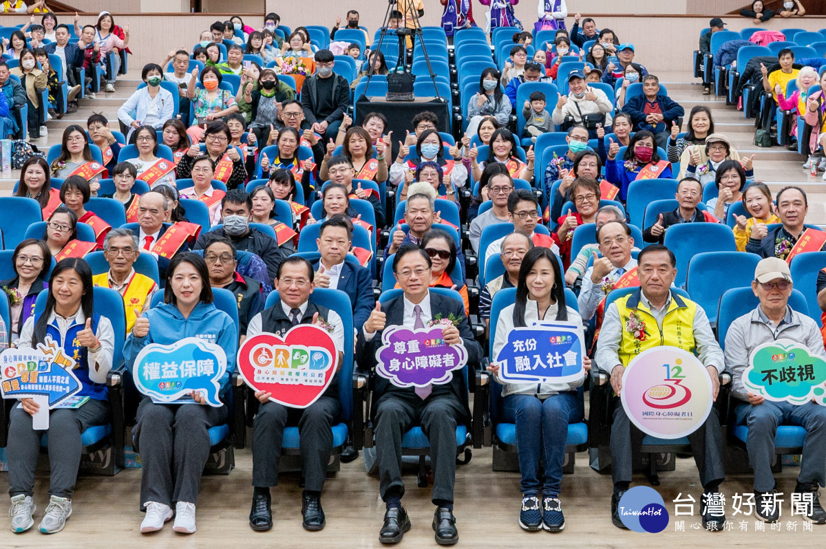 桃園市長張善政出席「桃園市113年國際身心障礙者日頒獎表揚大會」大合照。<br /><br /> <br /><br /> 