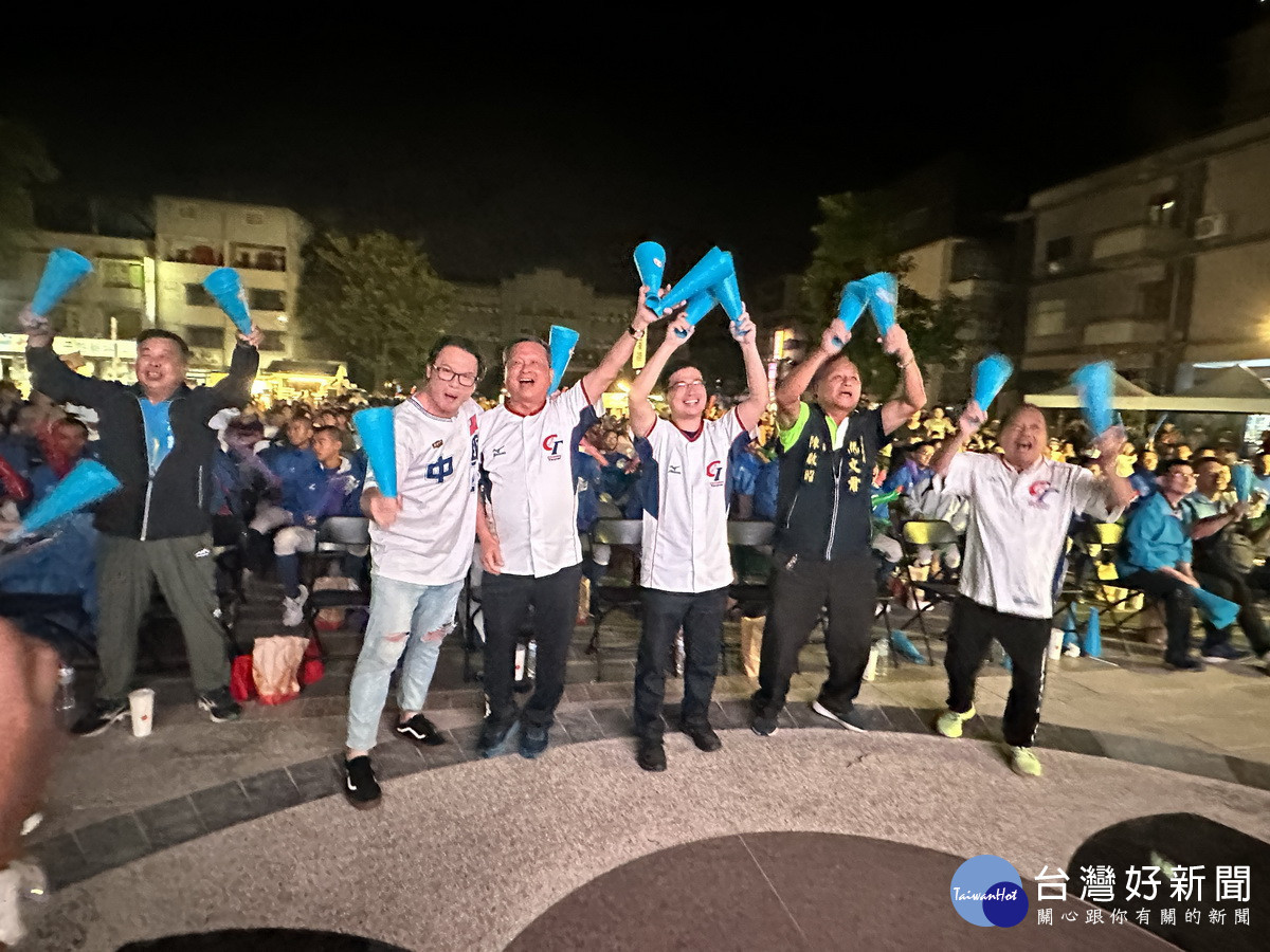 中華隊轟出三分砲全場歡呼不已。(記者扶小萍攝)
