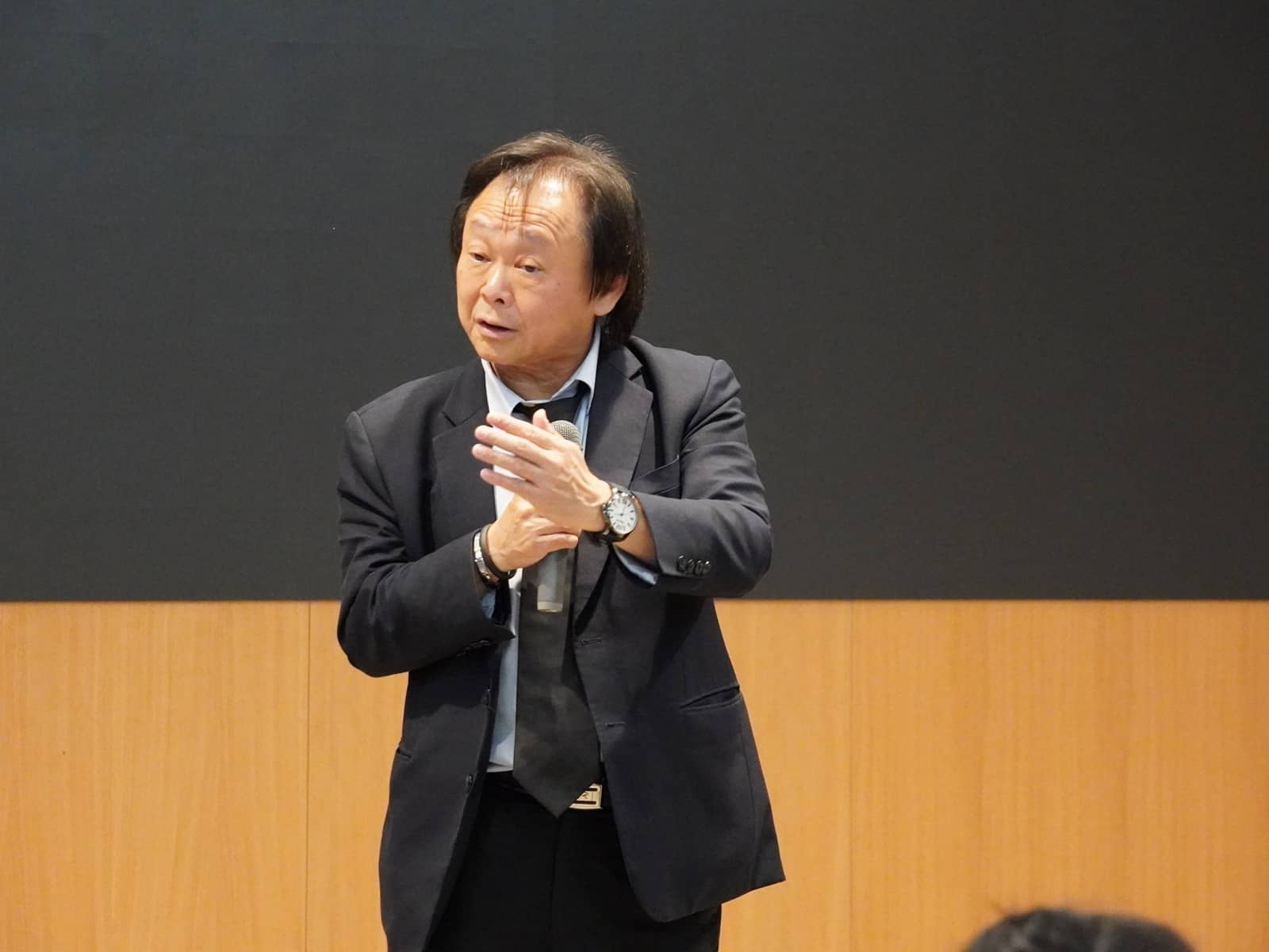 民進黨立委王世堅24日喊話勞動部應一次說清楚,不要擠牙膏式回應。翻攝王世堅臉書