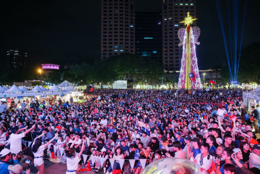 圖/球迷齊聚市民廣場直播派對,為中華隊集氣應援。(新北市政府新聞局提供)