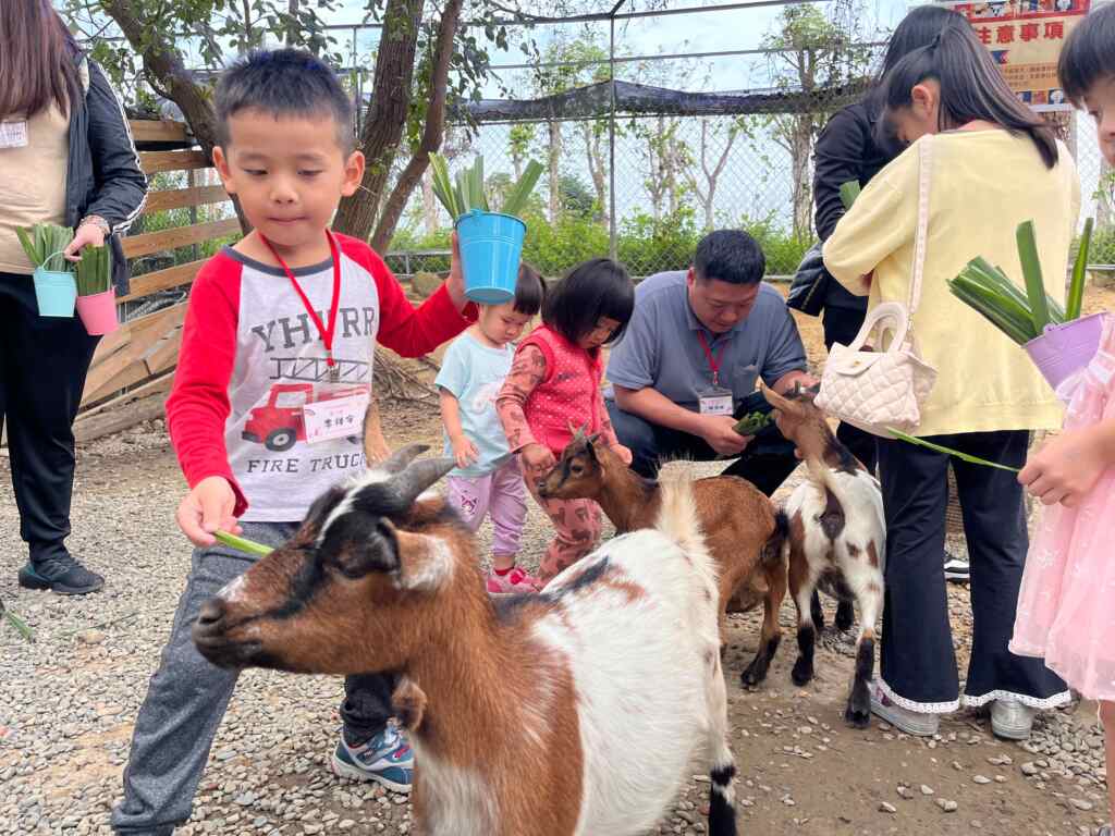 萌寵樂園擔任1日飼養員，讓大小朋友與動物近距離接觸。