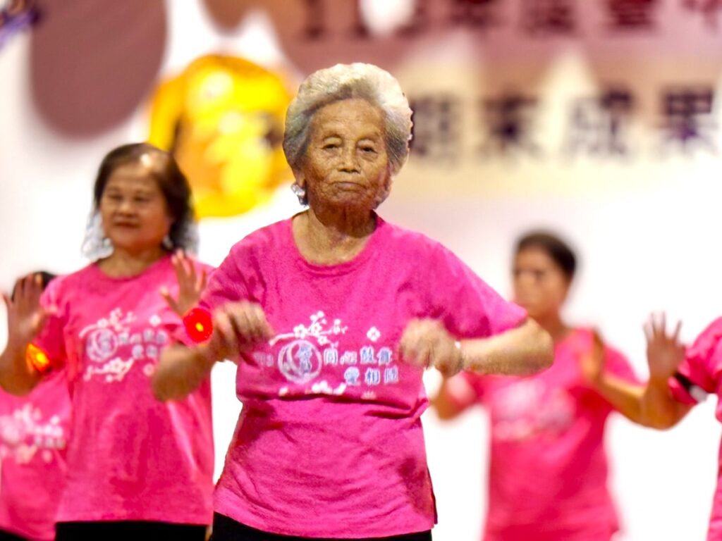 歡樂舞動健康班高齡93歲的學員周張甚,加入南屯長青學苑迄今5年,堪稱終身學習最佳典範。(圖/朝陽科大提供)