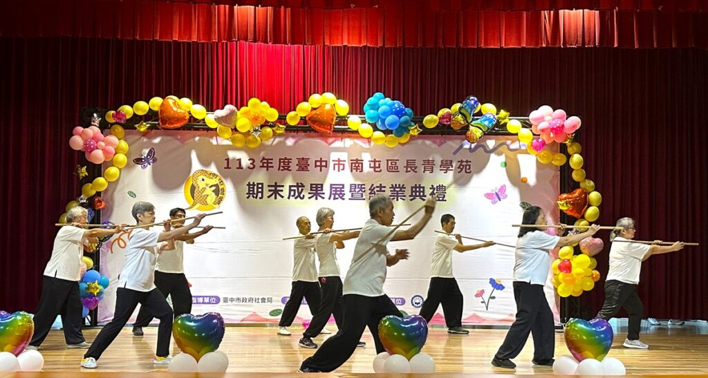養生太極班學員的太極鞭杆表演,氣勢十足。(圖/朝陽科大提供)