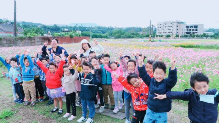 「大溪水岸花卉農遊」12公頃花海吸引民眾朝聖 桃園農業局:花田、裝置藝術保留至12/1 70 399514