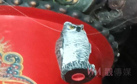 麻雀「雀」佔觀音殿 竹塘慈航宮懸掛貓頭鷹驅鳥 難奏效