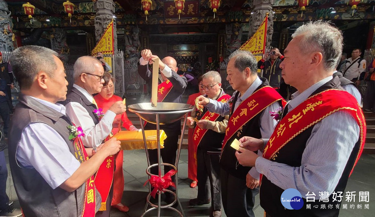 祭天儀式完成後,最重要的是把儀式中凡民信眾對玉皇上帝的崇敬用文字表明作成疏文,在儀式完成後,當天火化送往天庭,這儀式在午時完成,因午時為陽氣極陽之時。