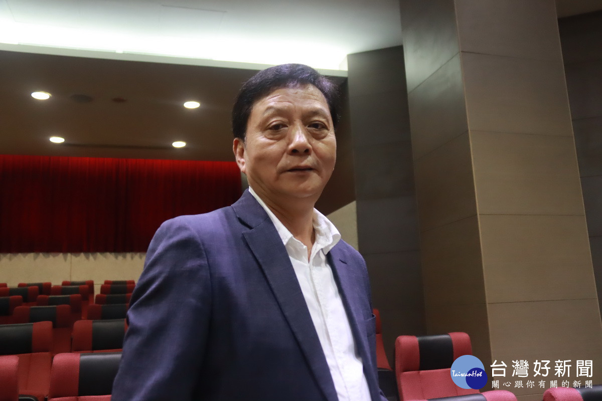 簡賜勝強調要打造更美好的草屯鎮。( 記者扶小萍攝)