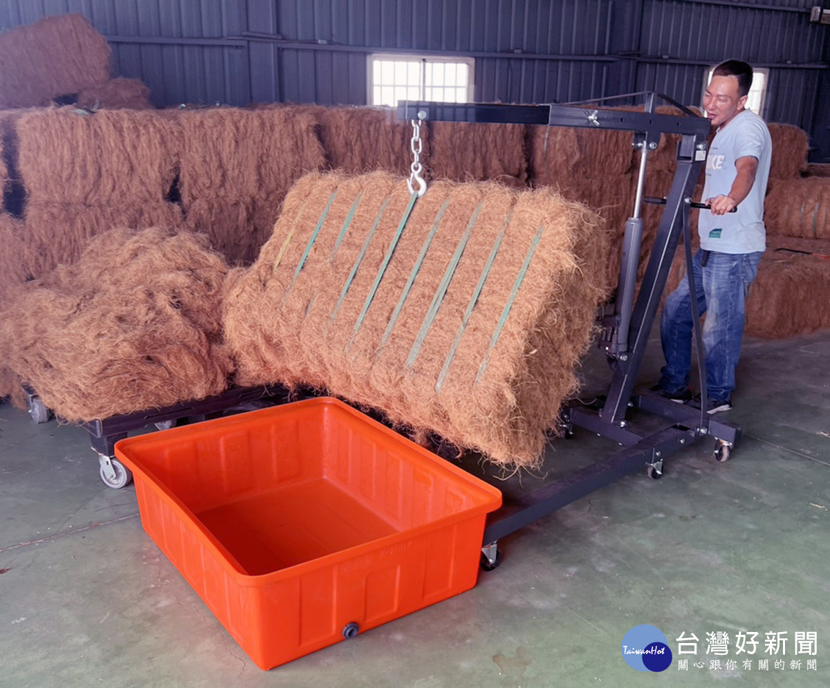 透過移動式吊架與大型塑膠桶等就業輔具協助,解決吳祐全過度負重及水花潑濺情況/勞動力發展署雲嘉南分署提供