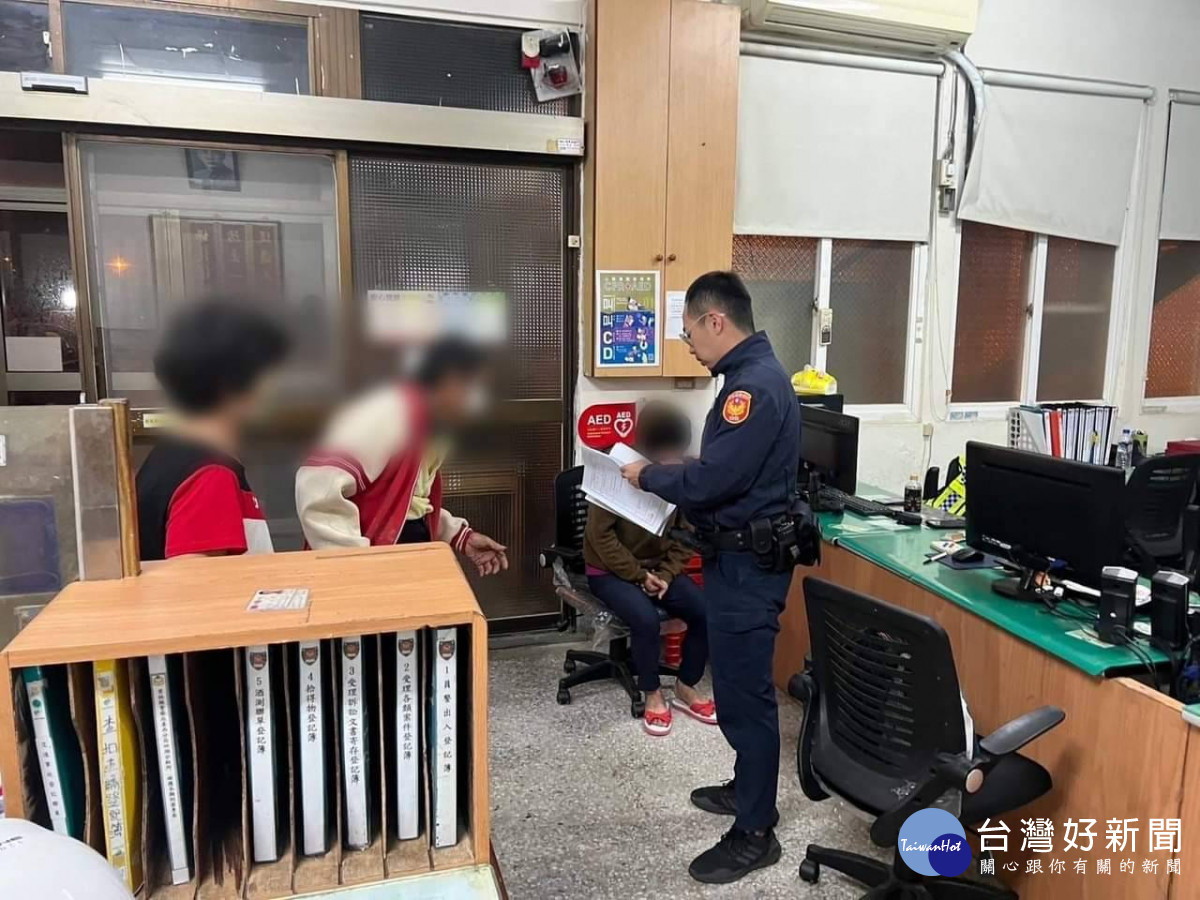 員警將女子帶返所內，並聯繫家屬平安將她帶回家中／警方提供