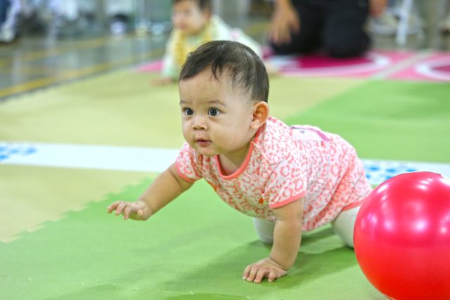 5_ BabyRUN+寶寶運動會逾500位0-6歲潮寶穿粉色時裝進行「寶寶爬爬」競賽.jpg