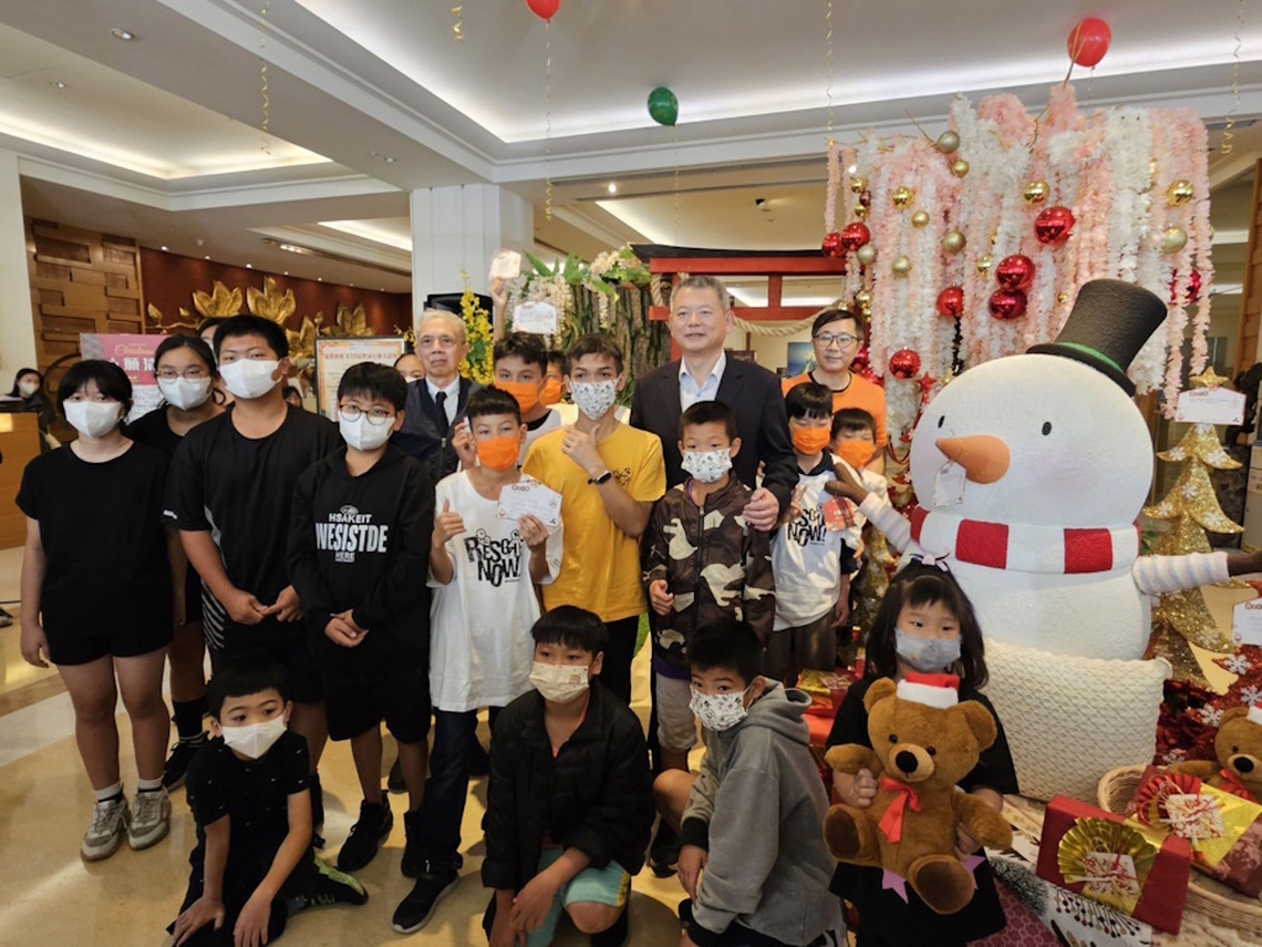 嘉義市副市長林瑞彥攜手孩子掛上心願卡 耐斯王子大飯店第18屆「聖誕心願卡認領」