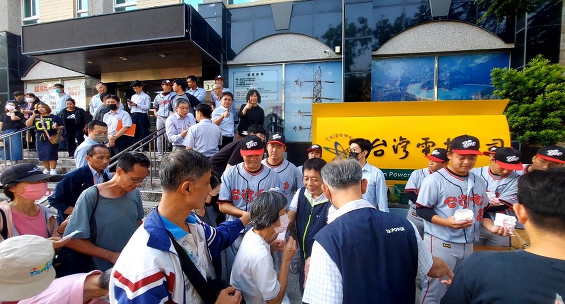台灣12強封王 台電高雄區處炸雞派對慶勝利 台灣隊長陳傑憲竟曾是台電人