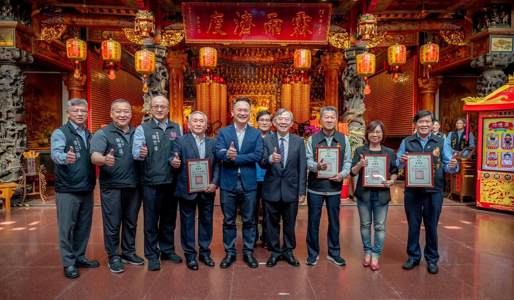 環境部頒發環保友善祭祀感謝狀（圖：環境部大氣環境司）