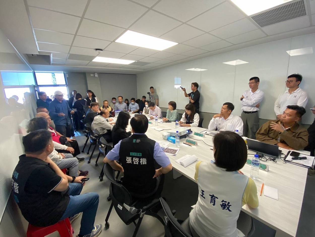 ▲立委張啟楷與王育敏到嘉義考察漁電共生案場。(圖/民眾黨部提供)