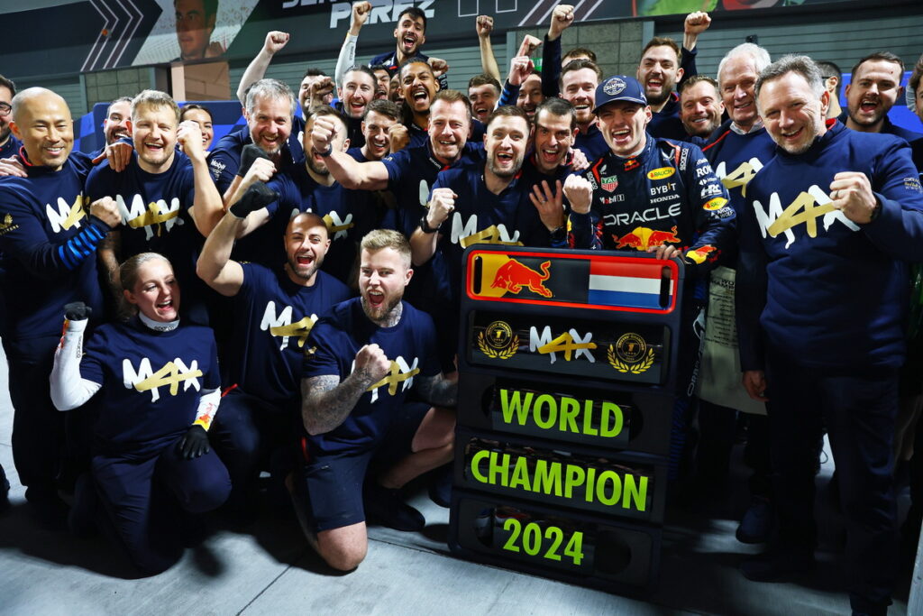 Red Bull 車隊車手 Max Verstappen與團隊共同慶祝2024賽季F1車手冠軍。(Red Bull 提供)