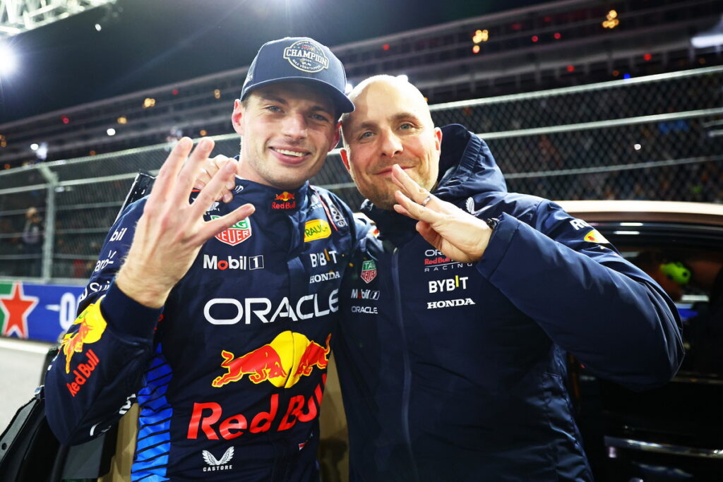 Red Bull 車隊 Max Verstappen 賽後與賽事工程師 Gianpiero Lambiase 合影。(Red Bull 提供)