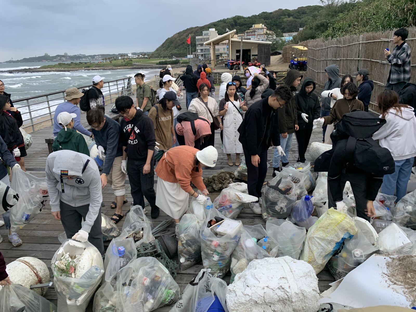 環境保護觀念傳承扎根 國際扶輪號召扶青社一同淨灘 246 環境保護觀念傳承扎根 國際扶輪號召扶青社一同淨灘 245