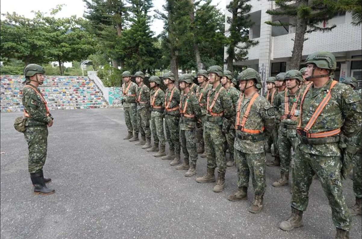 小兵邊走邊玩手機　士官糾正卻遭辱「三字經」法官說話了 243