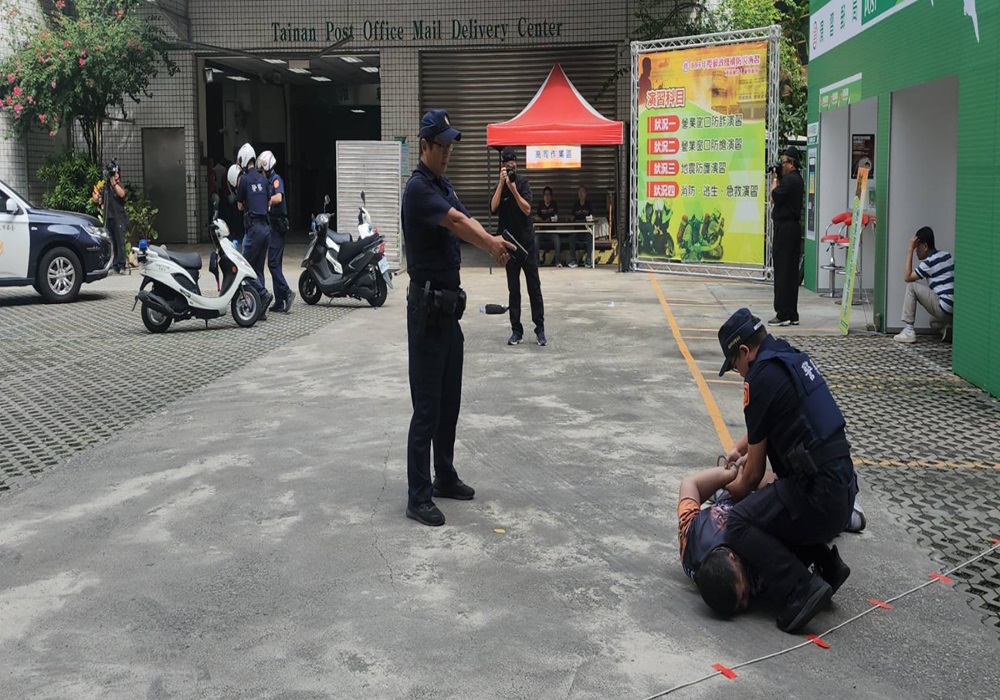 台南警聯手郵局防搶防詐 強化行員安全觀念與應變能力 236 248241125a03