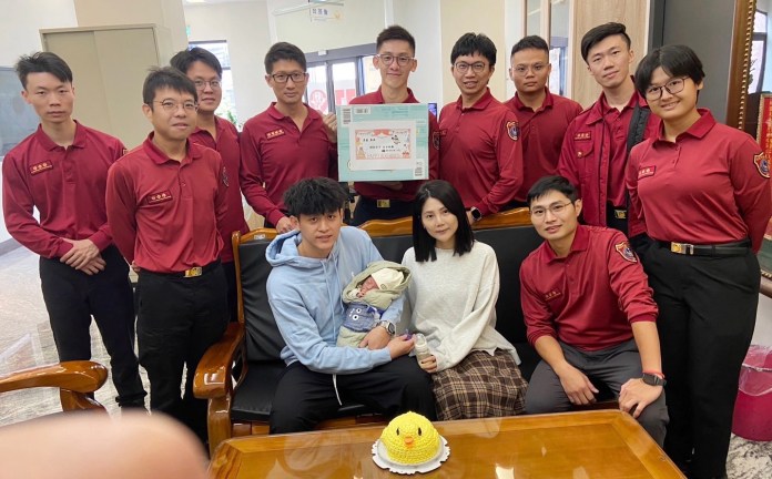 10萬分之1的機率!桃消新屋分隊救護車上接生「人魚寶寶」 母子均安 66 S 78962771 0