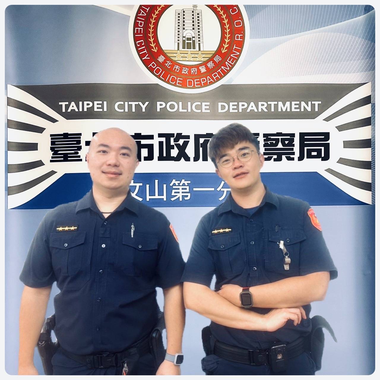 木新派出所警員洪兆陽(圖左)鐘士凱(圖右)表示,遭竊金額雖不大,但牽涉到店家權益與社會風氣,警方仍依法處理。(記者 黃荷琇翻攝)