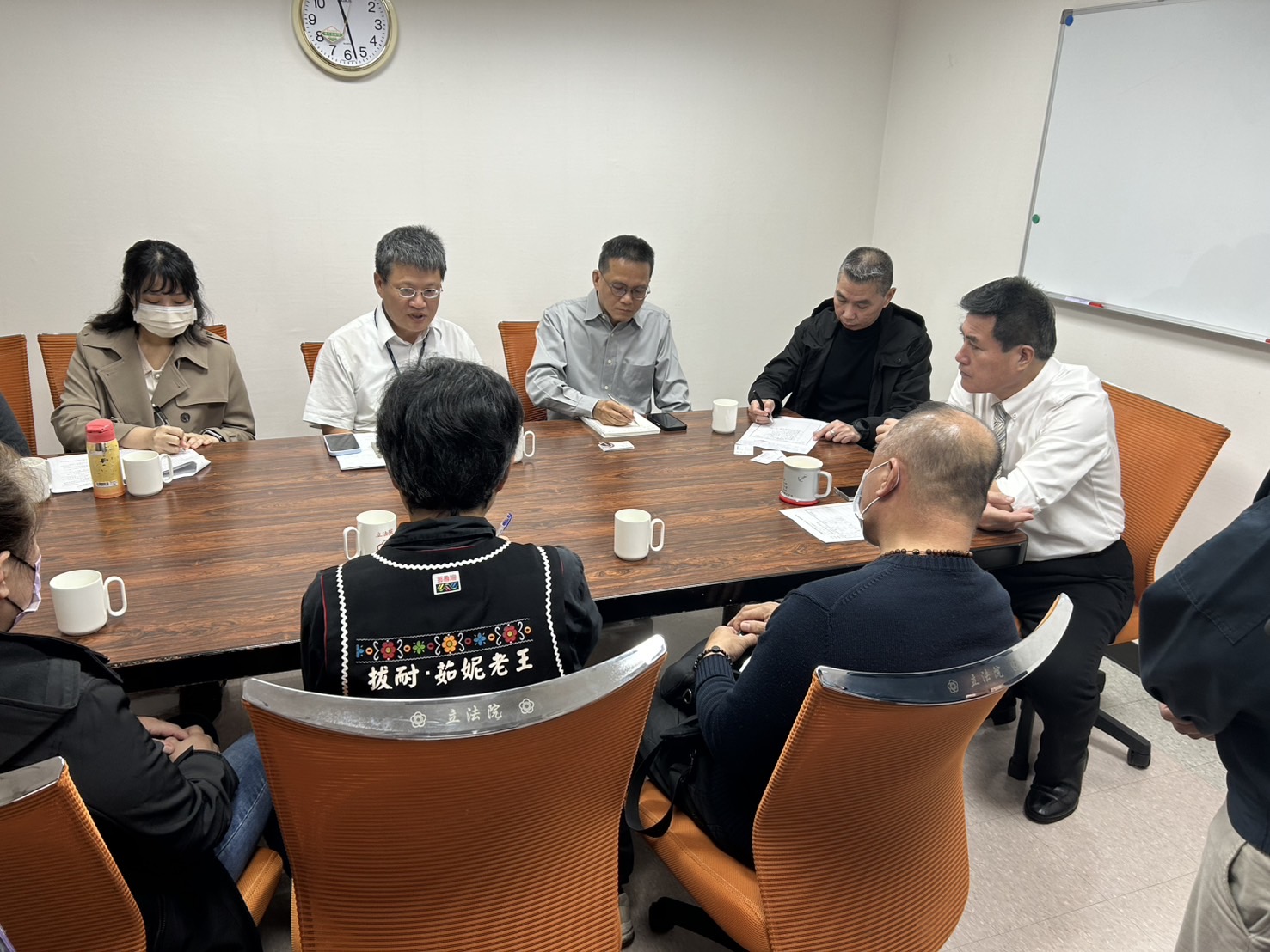 黃仁邀集中鋼結構股份有限公司、職業安全署及三重第二行政中心22日上午發生兩座吊塔高空掉落意外中不幸身亡的起重機司機張光塩家屬進行善後協調。(記者包克明 翻攝)