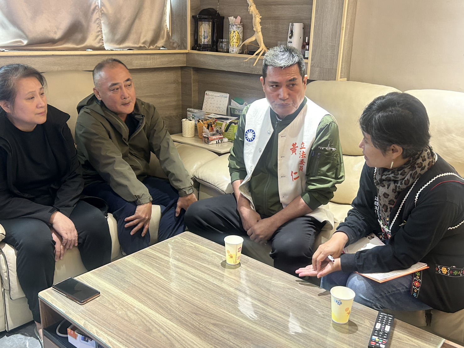 黃仁在獲悉此一發生於22日上午造成1死3傷的工安意外後,23日一大早即由拔耐.茹妮老王陪同前往張光塩家中慰問。(記者包克明 翻攝)