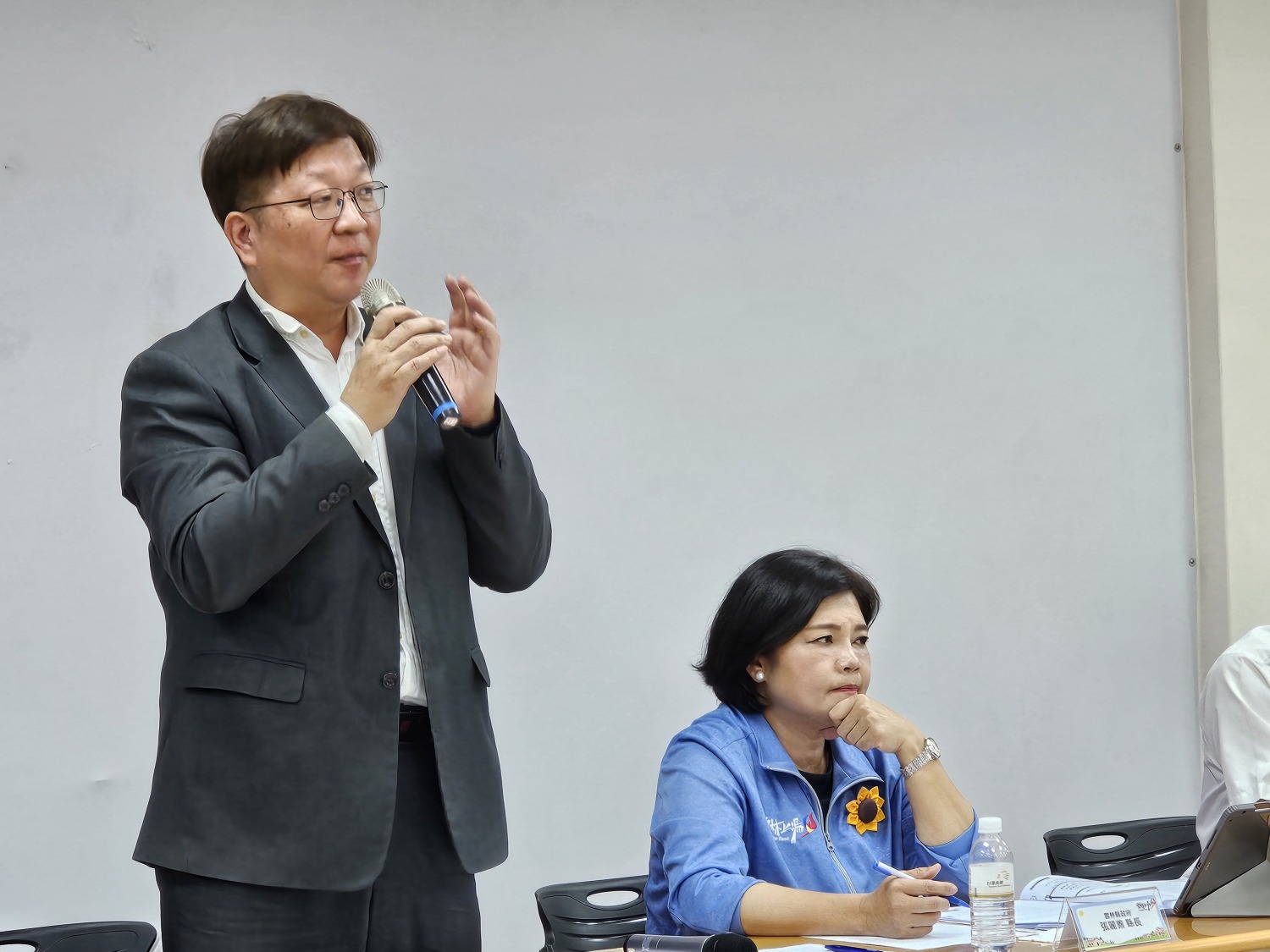 經濟部能源署長游振偉(左)回應