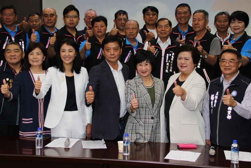 國民黨徵召無黨籍議員簡賜勝(前中)參加草屯鎮長補選。圖/中央社
