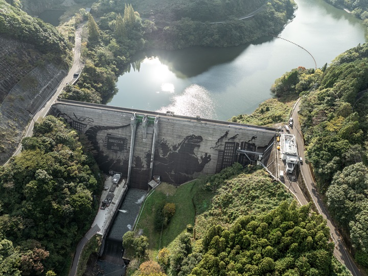 怪獸哥吉拉來了!現身日本佐賀縣嬉野溫泉大水庫壁面!