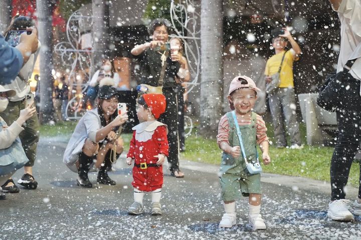 泡泡機所噴出的白色泡泡宛如雪花,孩子們在人造雪景中奔跑。 圖:屏東縣政府傳播暨國際事務處/提供