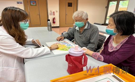 埔榮營養師帶長者DIY棒棒糖飯糰 學習六大類食物營養