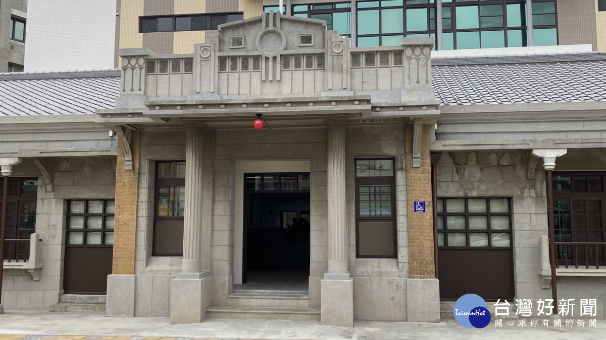 社口派出所門口以羅馬柱展現警察機關權威感,山牆、採用大量幾何圖形裝飾,充滿現代主義風格。