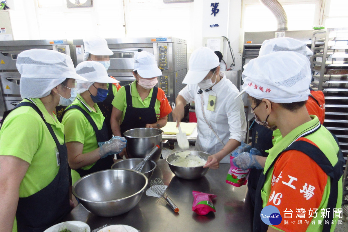「臺中女子監獄烘焙實作班」學員學習製作各種點心。