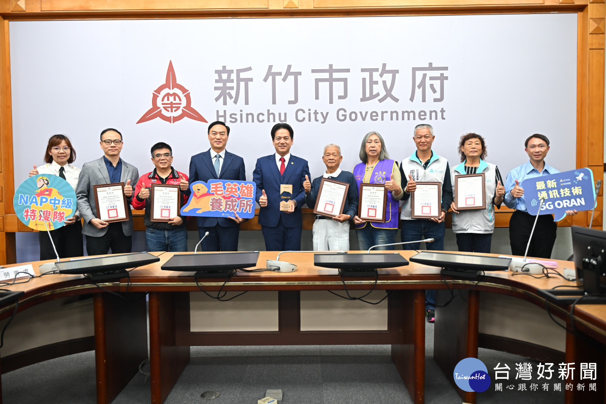 衛福部健康城市暨高齡友善城市獎項評選,消防局榮獲「健康城市類韌性與創新獎」,邱臣遠代理市長頒發感謝狀肯定各單位辛勤投入。