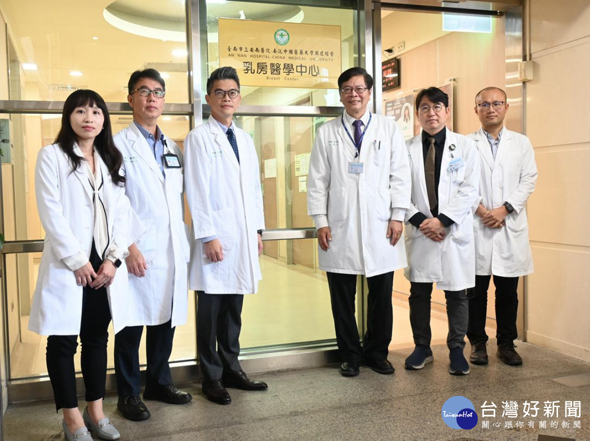 乳房醫學中心正式揭牌啟用。（左起）魏嘉儀醫師、戴運生部主任、劉良智主任、林聖哲院長、陳偉華副院長、放射腫瘤科主任詹凱翔