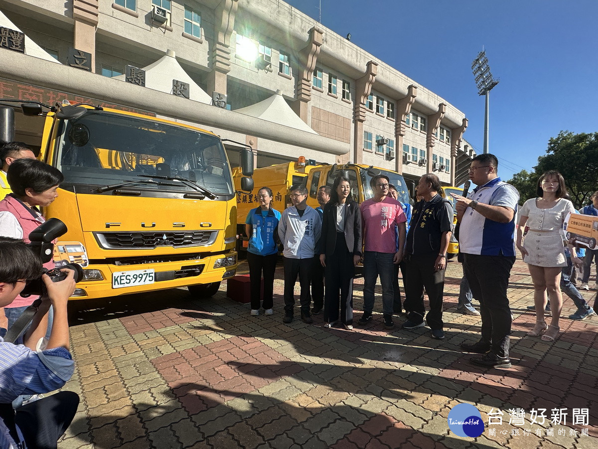 李局長向大家介紹車輛性能。(記者扶小萍攝)