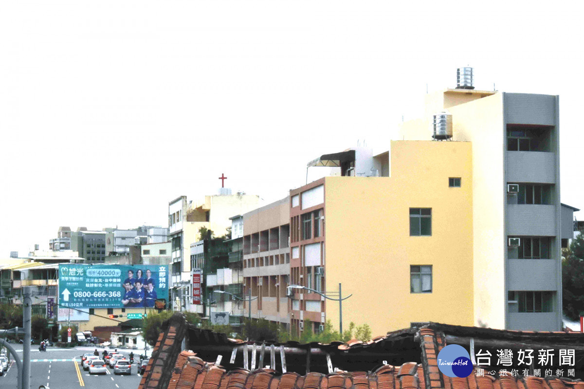 黃教授捐贈彰基的「紫雲宿舍」,可以居高眺望彰基醫學中心的紅十字架。圖/彰基醫院提供