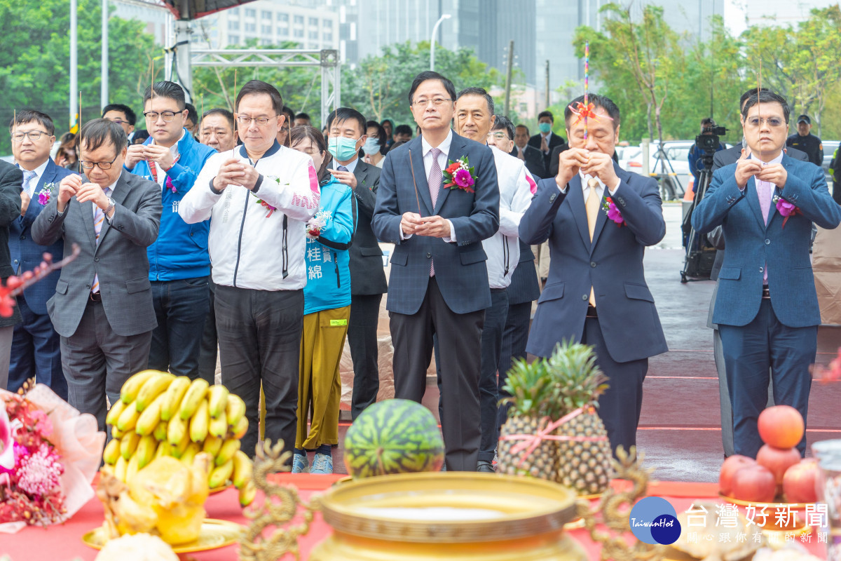 張市長和參與貴賓一同祈求工程順利。<br /><br />