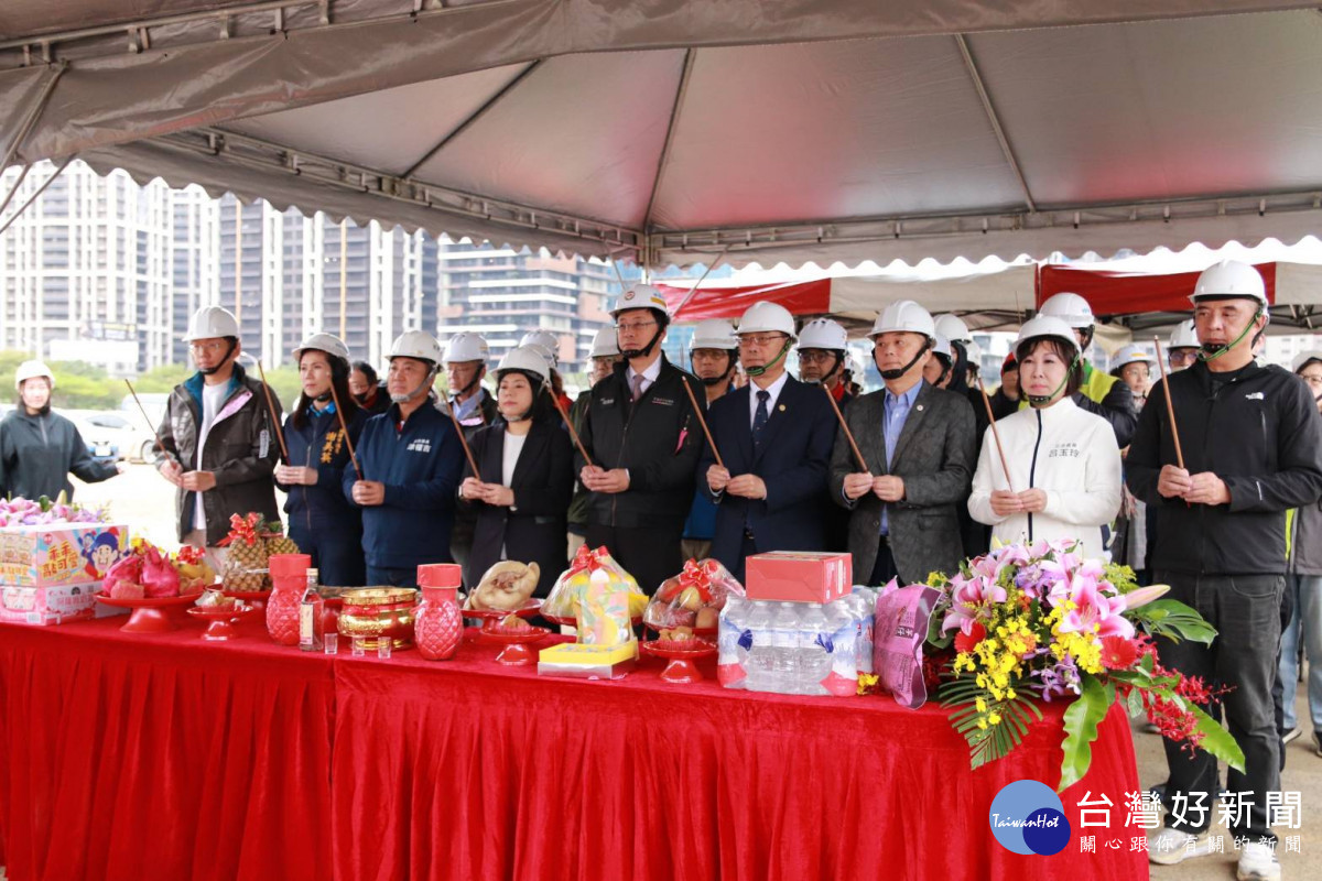 張市長和參與貴賓一同祈求工程順利。<br /><br />